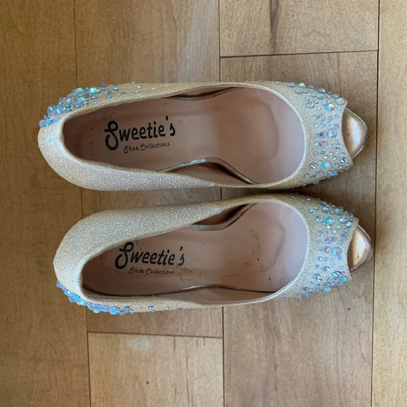 Gold Sweetie's Pumps - Picture 2 of 4